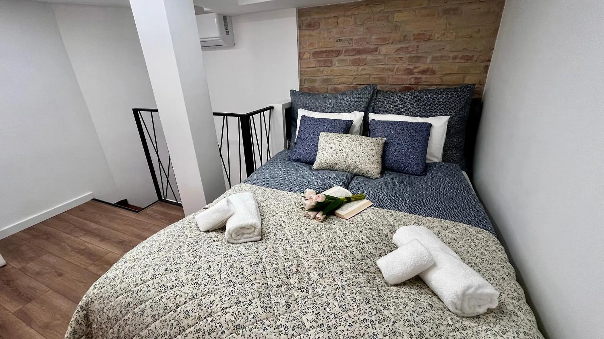 Carina Duplex Apartment- Near Nyugati Metro Line 3 Budapest Hungary